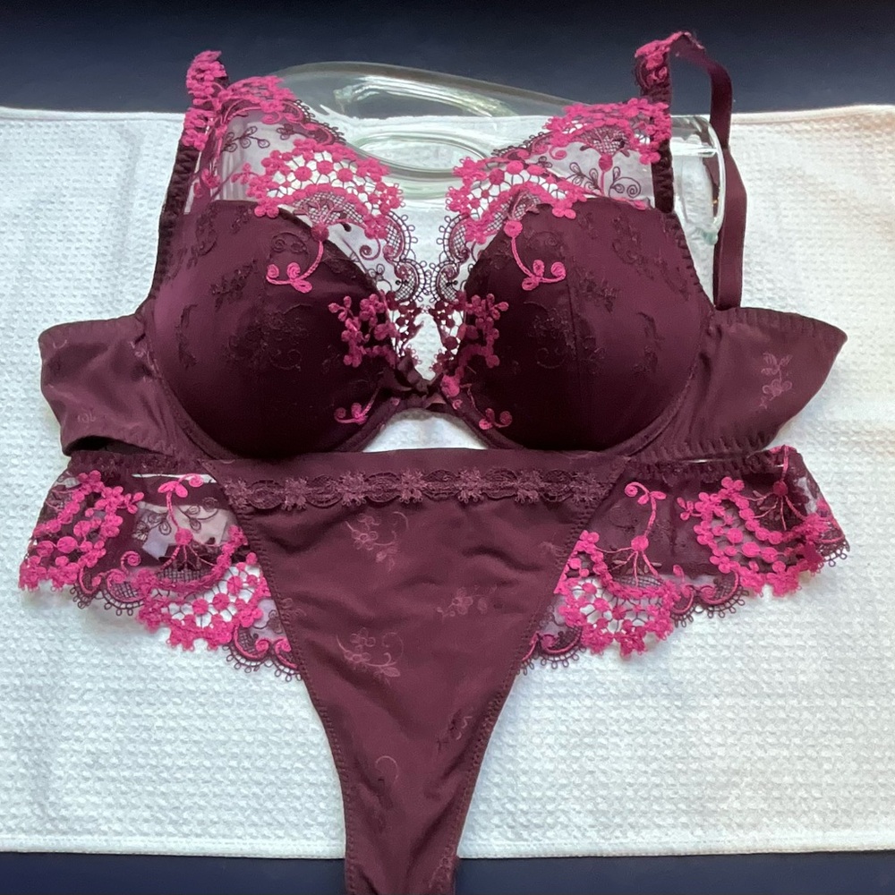 Gorgeous Simone Perele Matching Maroon & Pink Push-up Bra and Thong